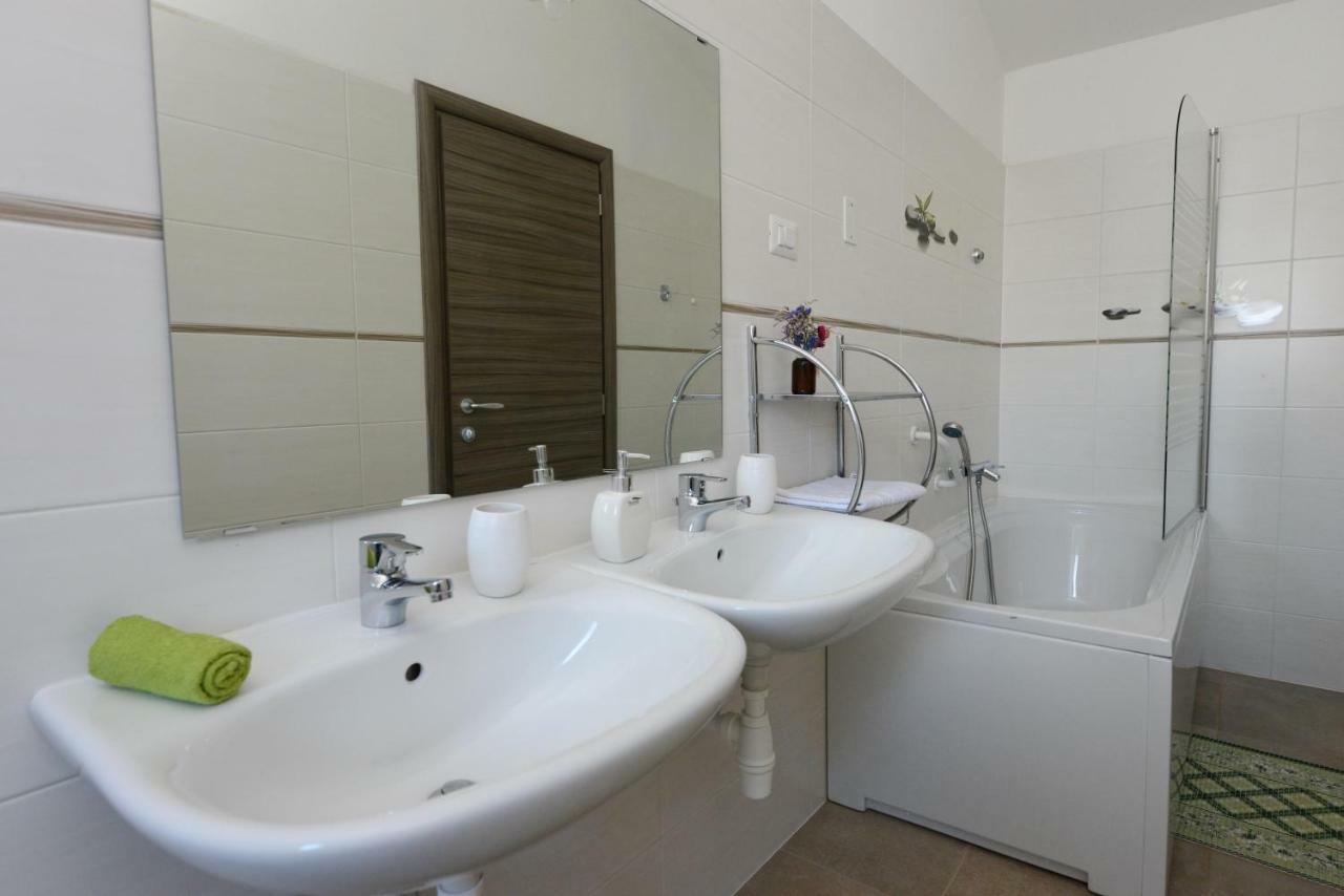 Villa Kontesici 14 Zelena Laguna ภายนอก รูปภาพ
